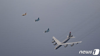 美 B-52H 전략폭격기 투입 한미일 공중훈련