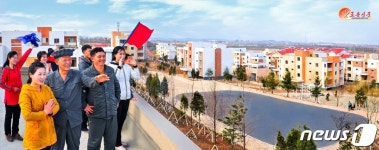 새 살림집 구경하는 북한 평양시농촌경리위원회 금대농장 일꾼들