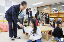 늘봄교실 어린이들 만난 한덕수 총리