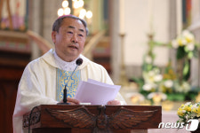 이임 감사미사 집전하는 손희송 주교