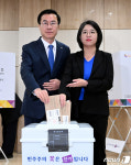 투표하는 윤영덕·용혜인 더불어민주연합 상임선대위원장