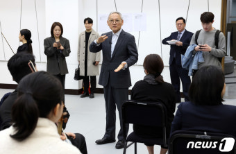 청년 예술인 격려하는 유인촌 장관