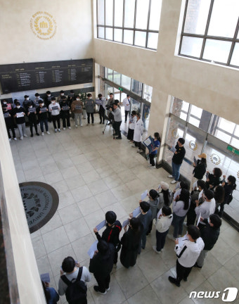 충남대 의대, 이주호 부총리 방문에 항의 시위