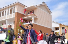 살림집 건설 대대적으로 선전하는 북한…농촌에 새마을 솟아