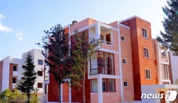 북한, 함북 회령시 축산농장 살림집 건설 성과 선전…만복의 터전