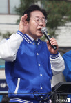 성동구 금남시장에서 유세하는 이재명 대표