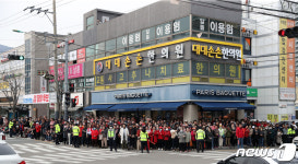 유세 지켜보는 양산 시민들