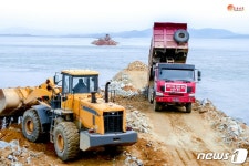 北, 석화간석지 1차 물막이 공사 마감단계…군인건설자들 격려