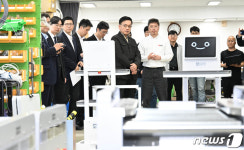 최상목 부총리, 첨단 로봇기업 연구시설 찾아