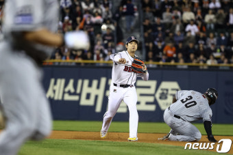 두산 강승호 '병살 잡는다'