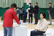 투표하는 유권자