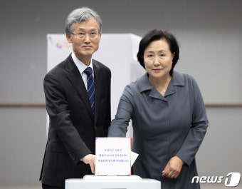 총선 투표하는 조희대 대법원장 부부