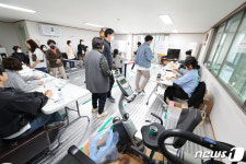 운동기구 옆에서 투표하는 유권자