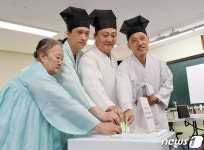 투표하는 양지서당 훈장님