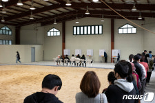 길게 줄 선 유권자들