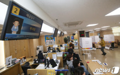 우리 집 앞 은행, 오늘은 투표소