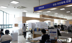 행정복지센터 민원실에서 소중한 한표 행사