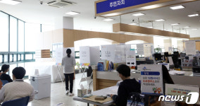 투표소로 변신한 전의면 행정복지센터 민원실