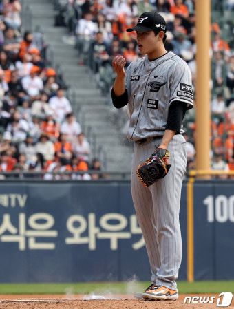 1회 5실점, 흔들리는 한화 선발 문동주