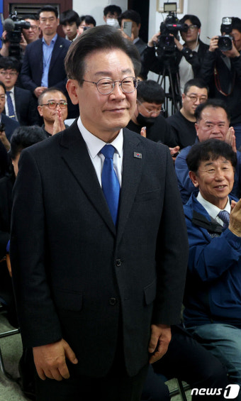 입가에 미소 번지는 이재명 대표