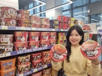 편의점업계 라면 전쟁…CU 백종원라면 vs GS25 점보라면