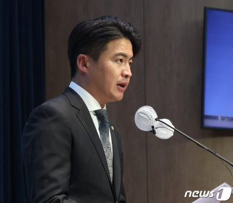 총선 결과 관련 기자회견하는 오영환 선대위원장