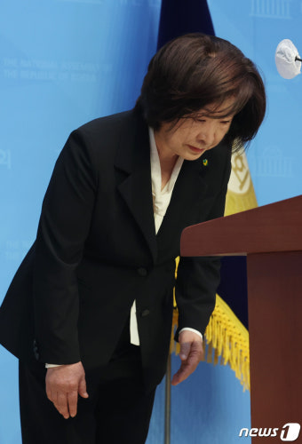 인사하는 심상정 '정계 은퇴'