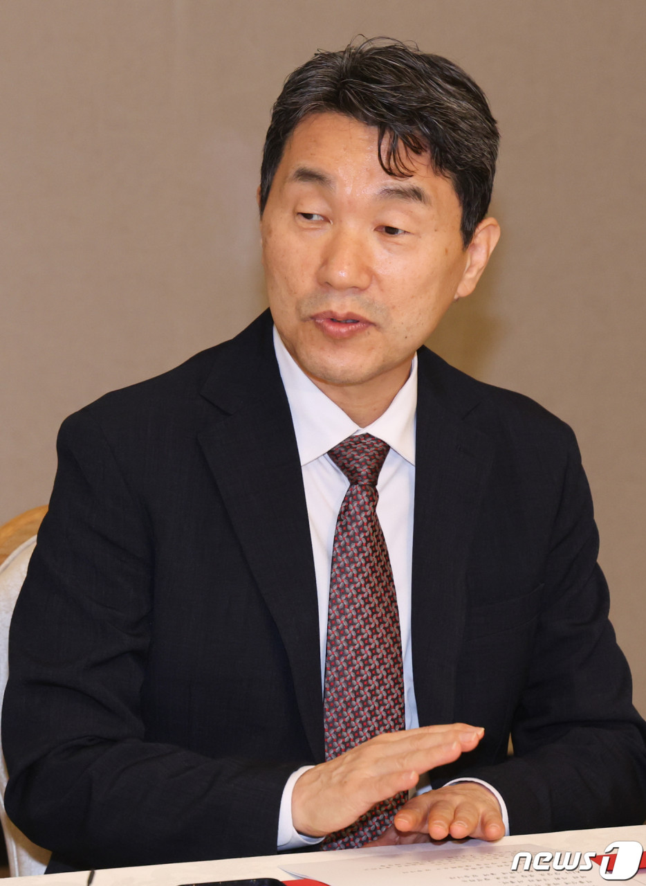 이주호 부총리, 국민의례 강조하며 청렴한 정책 추진 중