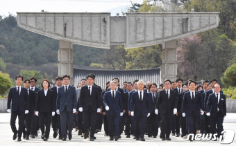 민주당 광주 국회의원 당선인들 5.18민주묘지 참배