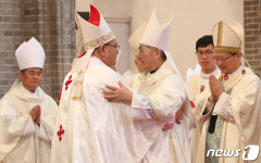 주교들과 인사 나누는 이경상 신임 보좌주교