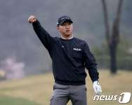 바람 방향 살피는 김홍택