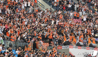 '100만 관중 돌파' 일등공신 한화 응원단의 열정적인 응원