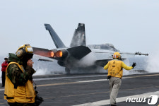 힘차게 발진하는 F/A-18E 함재기