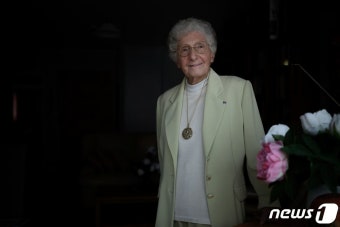 [포터]파리올림픽 성화봉송주자 102세 여성레지스탕스