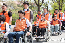 도심 속 휠체어 행렬…29년째 이어온 목원대 장애체험 가두행진