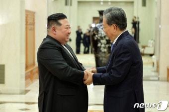 김정은, '조중 친선의 해' 참석 위해 방북한 '中 서열 3위' 자오러지 접견