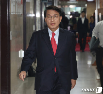 당선인 간담회 참석하는 윤상현 의원