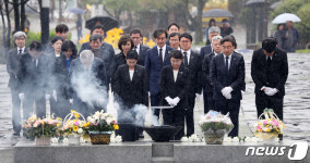 고 노무현 대통령 묘역 참배