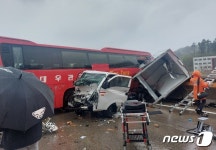 영동고속도로서 체험학습 버스 등 4중 추돌…2명 부상(종합)