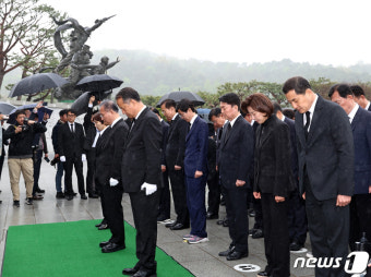 현충탑 참배하는 국민의힘 중진의원들