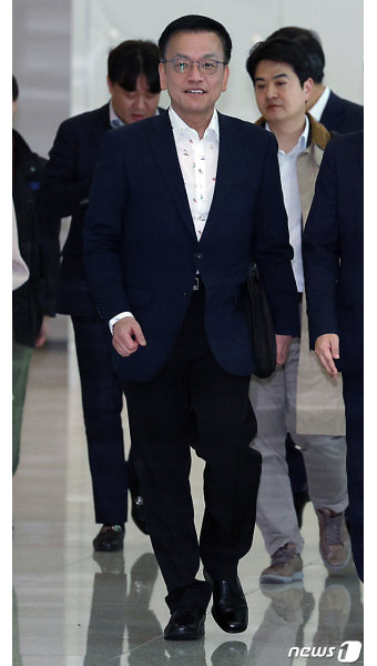최상목 부총리, 한미일 재무장관 회의 등 참석 위해 출국