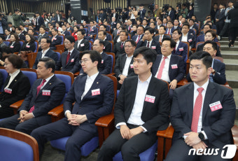 윤재옥 대표 권한대행 발언 듣는 당선인들