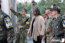 판문점 일대 둘러보는 주유엔 미국대사