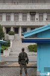 판문점서 근무하는 남북 군인들
