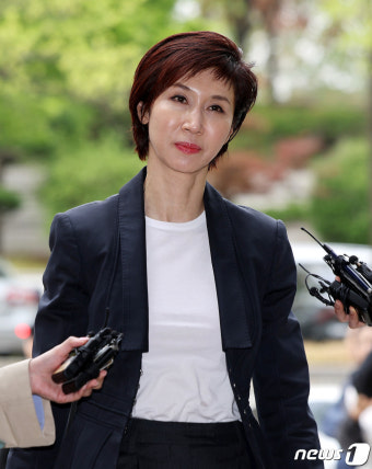 법정으로 향하는 노소영 관장