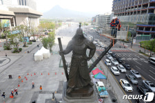 봄맞이 이순신 장군 동상 세척