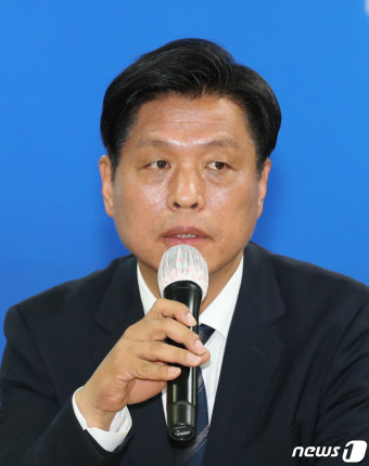 기자회견하는 조승래 대전 유성구갑 국회의원 당선인