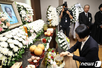 고 정차순 여사 빈소 조문하는 윤희숙 상임대표