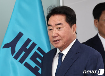 회의 참석하는 이석현 비대위원장