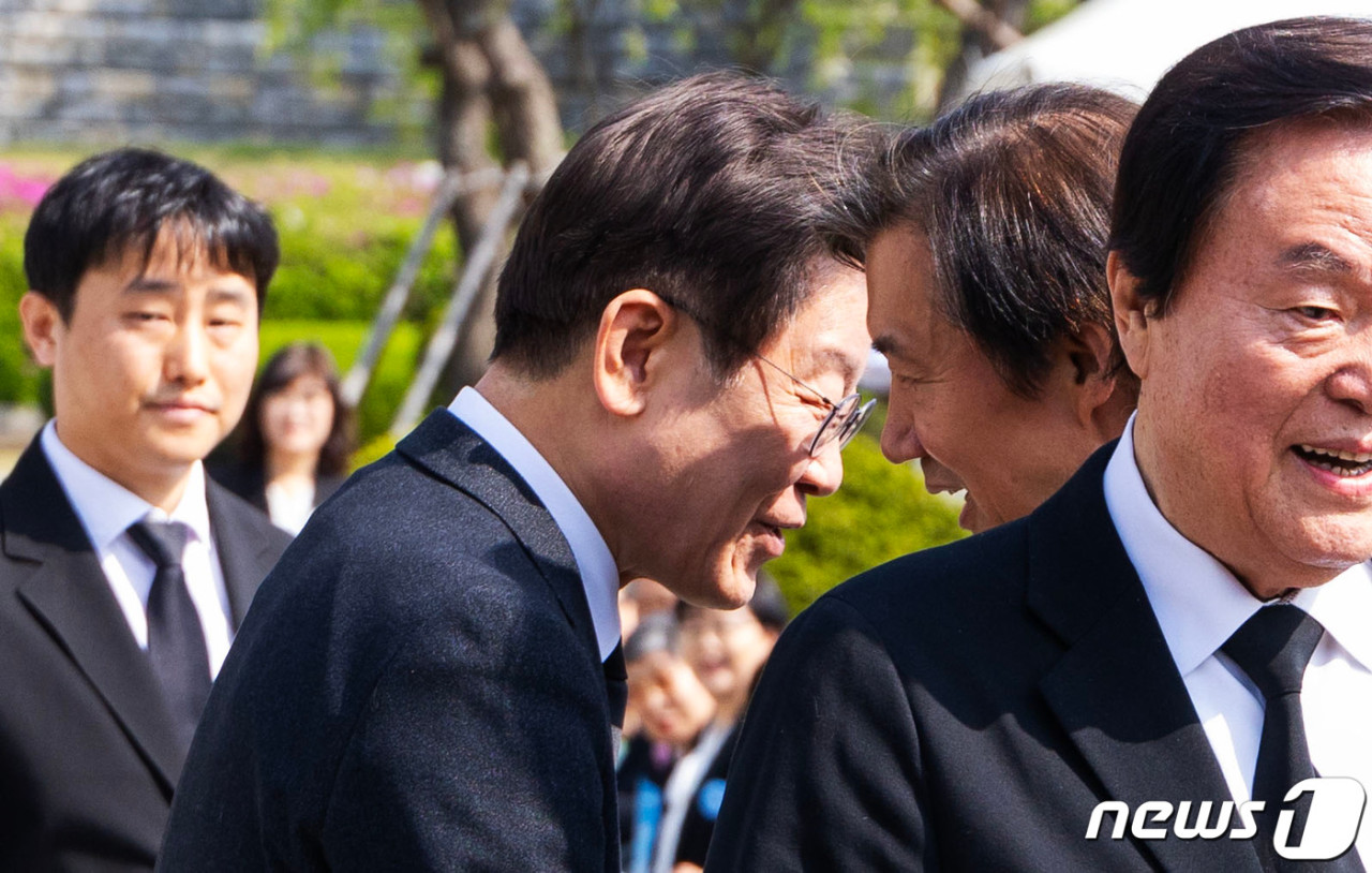 이재명 전 대표와 조국 대표, 함께 대화하는 모습 담아 협력과 소통 강조하는 정치인들post_title:이재명 전 대표와 조국 대표, 함께 대화하는 모습 담아 협력과 소통 강조하는 정치인들